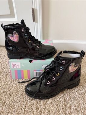 NWT Kids Black Patent Heart Lace-Up Boots with Glitter Accent (sz4)